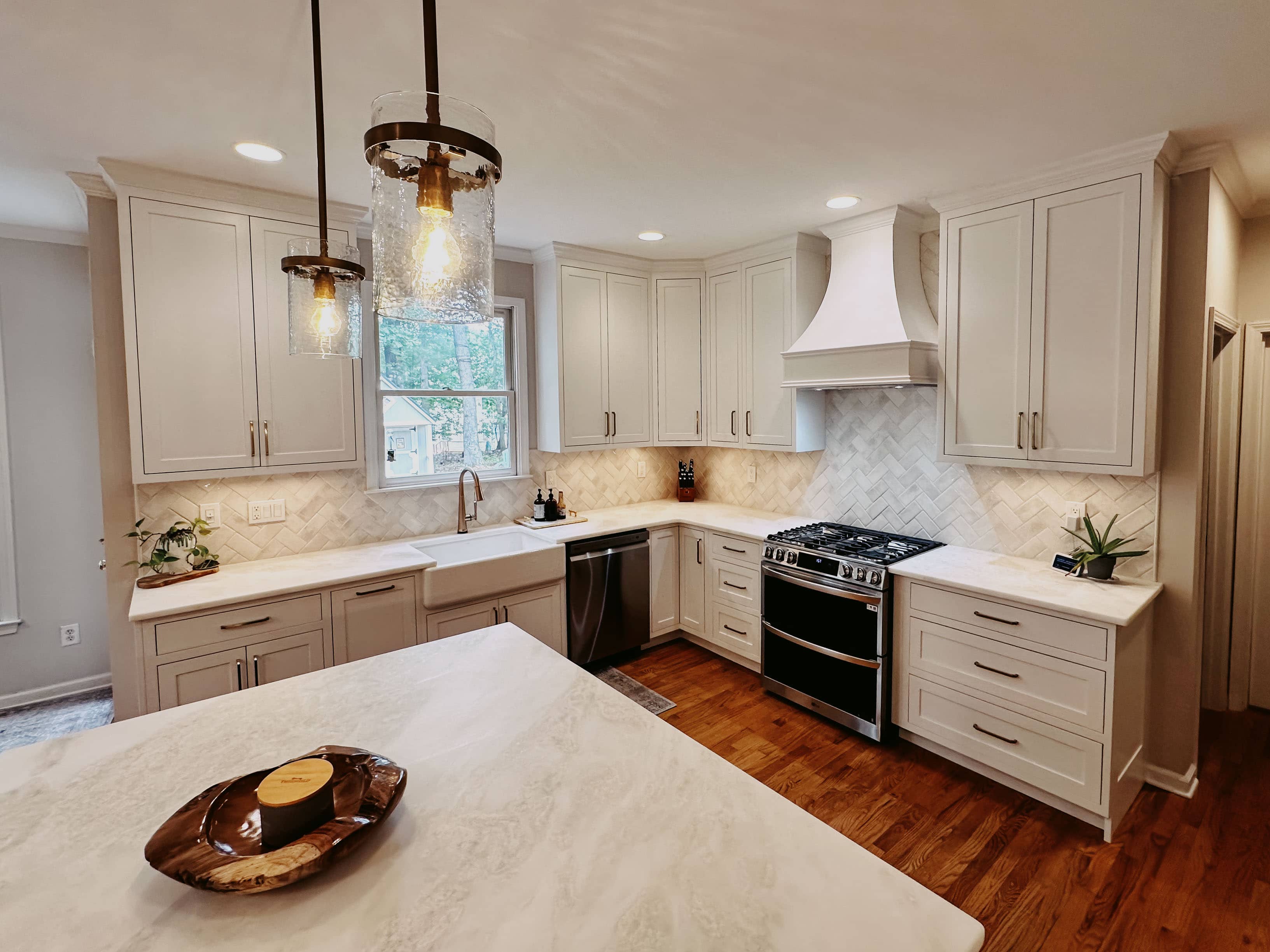Custom kitchen cabinets with white shaker doors, quartz countertop, and stainless steel appliances in Snellville GA